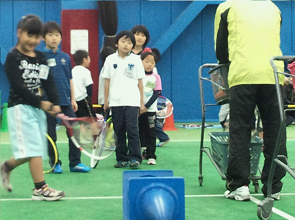 テニススクールイベント 親子テニス大会 子供達「ナイスショット!」 テニススクールイベント 親子テニス大会 2013年 11月30日 土曜日に親子テニス大会を開催させていただきました! 参加費無料の松原インドアテニススクール感謝企画ということで、集まっていただいた親子はなんと21組!!他のお子さんや祖父母の方も含め、実に50人ぐらいの人が集結いたしました!
