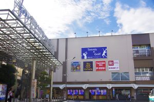 草加駅からひと駅!獨協大学前駅」東口すぐ隣のインドアテニススクール